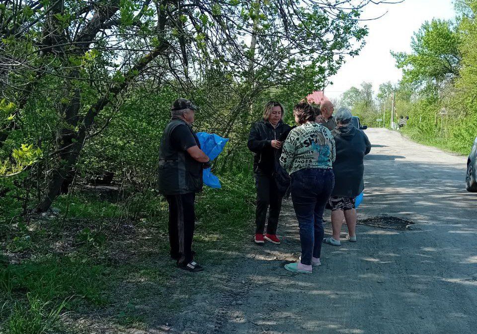 п.Кошары. В Кошарах сегодня по инициативе активистов ВПП "Единая Россия" неравнодушные жители и сторонники партии решили провести марафон чистоты п.Кошары. В Кошарах сегодня по инициативе активистов ВПП "Единая Россия" неравнодушные жители и сторонники партии решили провести марафон чистоты