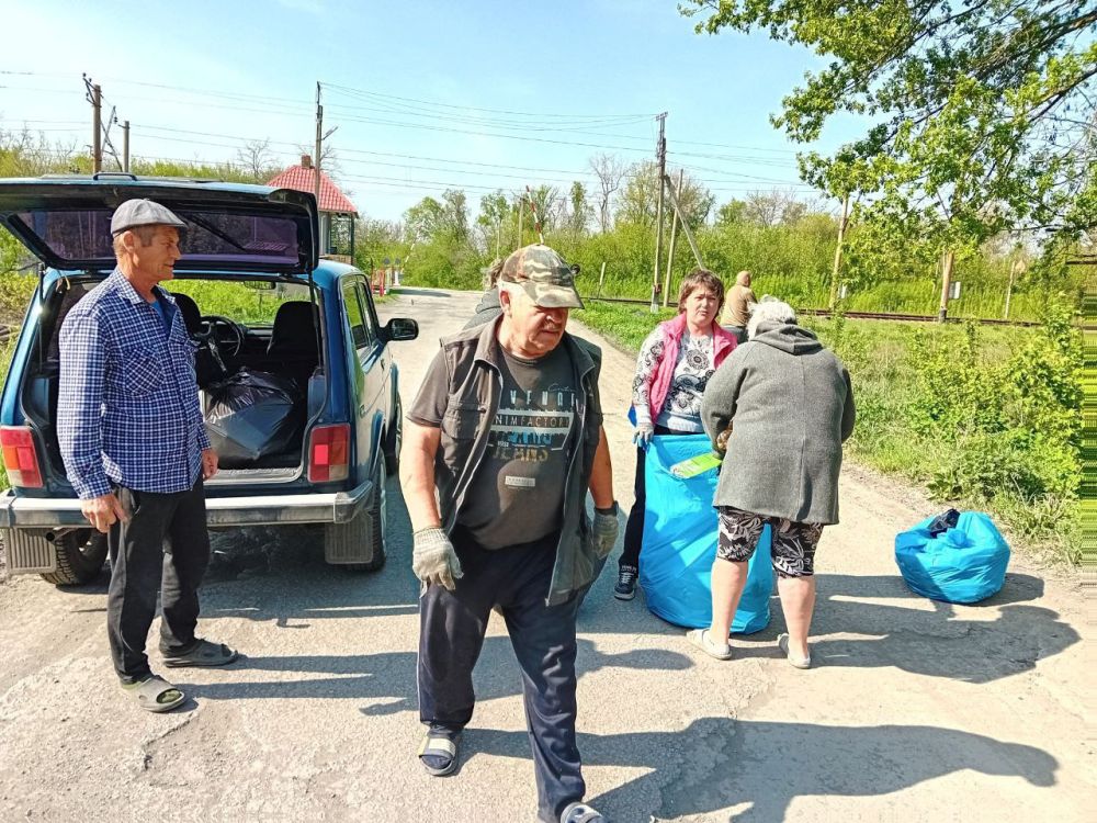 п.Кошары. В Кошарах сегодня по инициативе активистов ВПП "Единая Россия" неравнодушные жители и сторонники партии решили провести марафон чистоты п.Кошары. В Кошарах сегодня по инициативе активистов ВПП "Единая Россия" неравнодушные жители и сторонники партии решили провести марафон чистоты