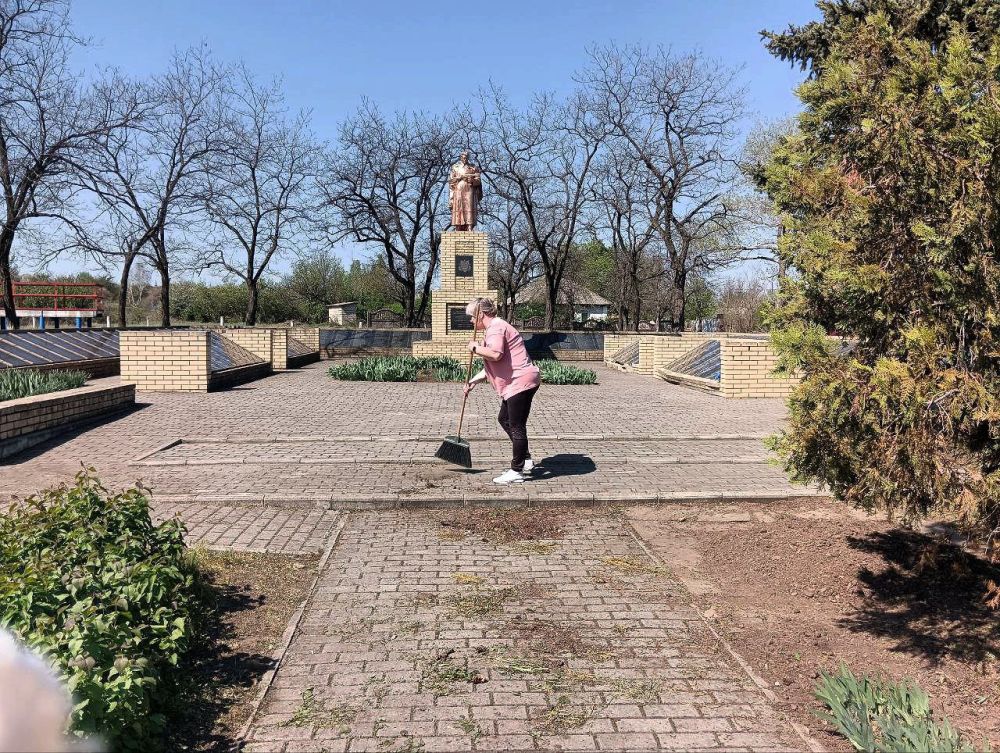 пгт Малониколаевка. В Малониколаевка сегодня свой субботник посвятили наведению порядка и чистоты на братской могиле погибших воинов ВОВ пгт Малониколаевка. В Малониколаевка сегодня свой субботник посвятили наведению порядка и чистоты на братской могиле погибших воинов ВОВ