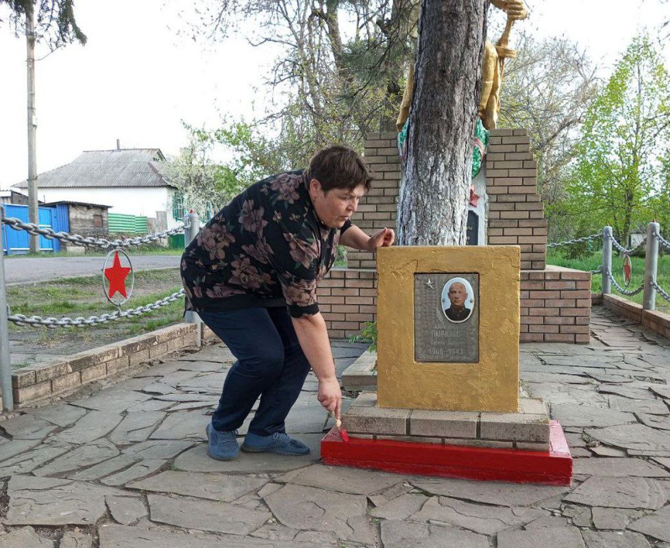 пгт Боково-Платово. Сегодня в рамках акции "Чистая Республика" специалисты отдела по делам территорий совместно с работниками по благоустройству наводили порядки в центральном сквере: выгребли прошлогоднюю листву, подмели... пгт Боково-Платово. Сегодня в рамках акции "Чистая Республика" специалисты отдела по делам территорий совместно с работниками по благоустройству наводили порядки в центральном сквере: выгребли прошлогоднюю листву, подмели...