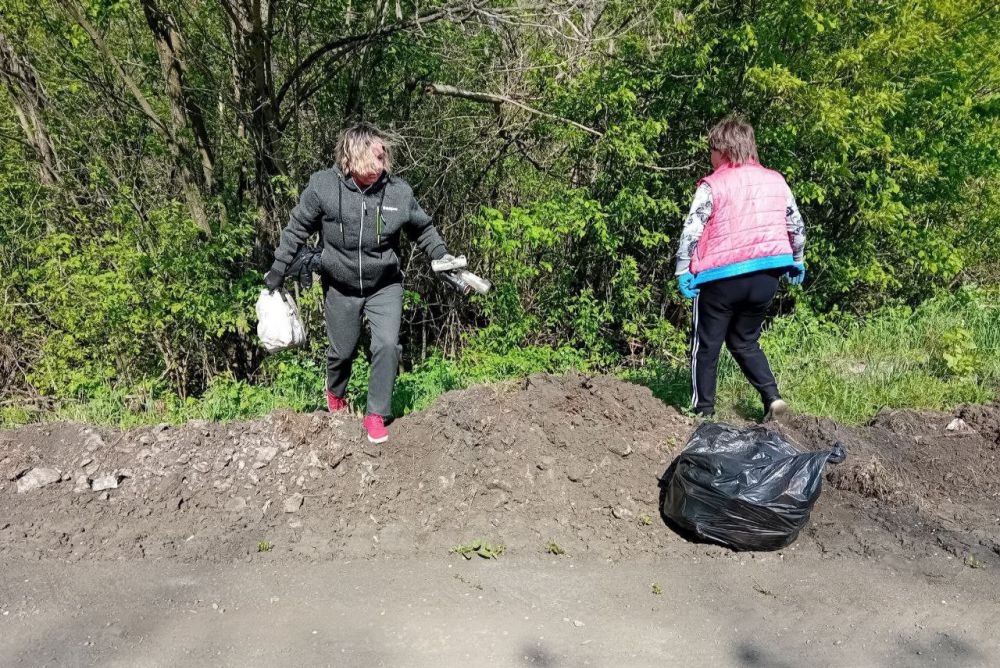 п.Кошары. В Кошарах сегодня по инициативе активистов ВПП "Единая Россия" неравнодушные жители и сторонники партии решили провести марафон чистоты п.Кошары. В Кошарах сегодня по инициативе активистов ВПП "Единая Россия" неравнодушные жители и сторонники партии решили провести марафон чистоты