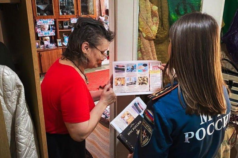 Спасатели МЧС России посетили одиноких стариков в Свердловском округе Спасатели МЧС России посетили одиноких стариков в Свердловском округе