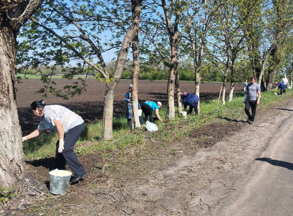 пгт Фащевка. После череды субботников на территори поселка жители принялись наводить красоту на вьезде в поселок пгт Фащевка. После череды субботников на территори поселка жители принялись наводить красоту на вьезде в поселок