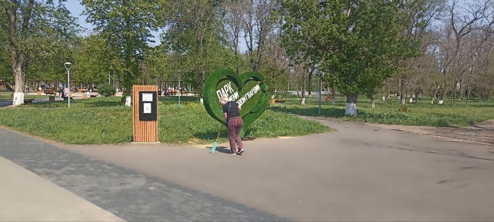 Вчера Краснодонский парк имени «Молодой гвардии» превратился в настоящий праздник чистоты, творчества и веселья — здесь состоялась молодёжная программа «Весёлый субботник» в рамках Всероссийского субботника Вчера Краснодонский парк имени «Молодой гвардии» превратился в настоящий праздник чистоты, творчества и веселья — здесь состоялась молодёжная программа «Весёлый субботник» в рамках Всероссийского субботника