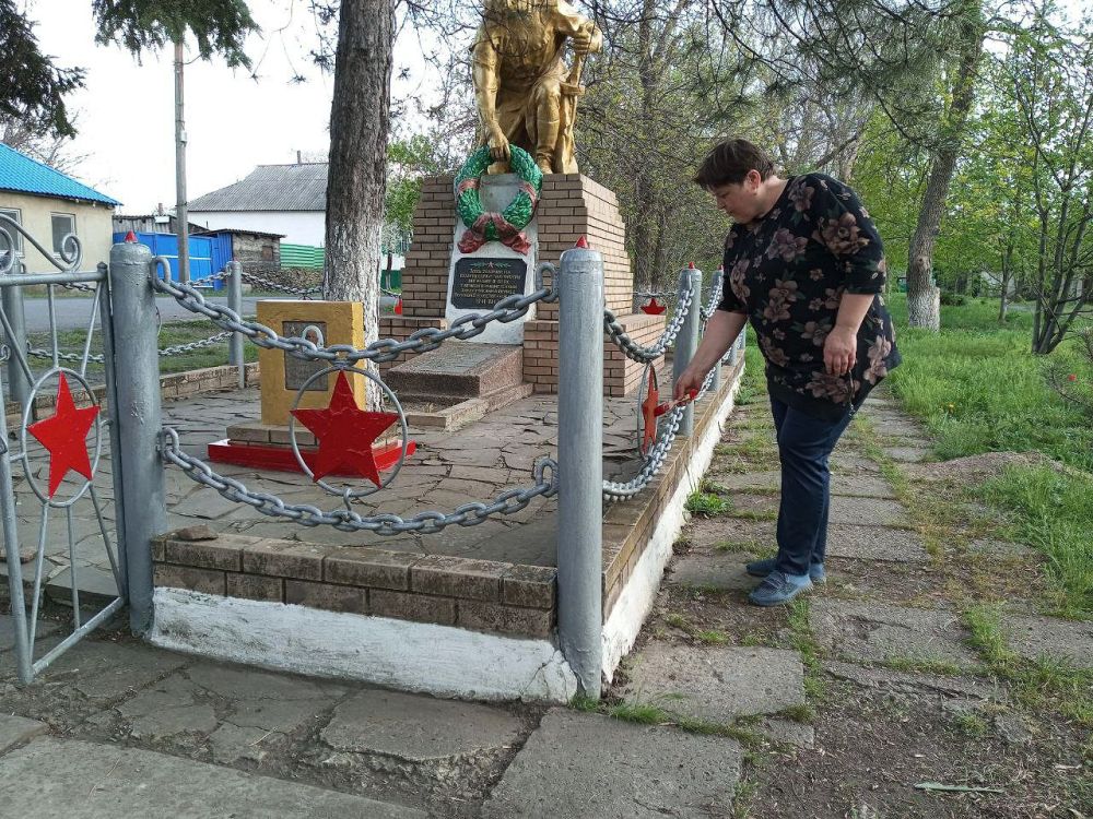 пгт Боково-Платово. Сегодня в рамках акции "Чистая Республика" специалисты отдела по делам территорий совместно с работниками по благоустройству наводили порядки в центральном сквере: выгребли прошлогоднюю листву, подмели... пгт Боково-Платово. Сегодня в рамках акции "Чистая Республика" специалисты отдела по делам территорий совместно с работниками по благоустройству наводили порядки в центральном сквере: выгребли прошлогоднюю листву, подмели...