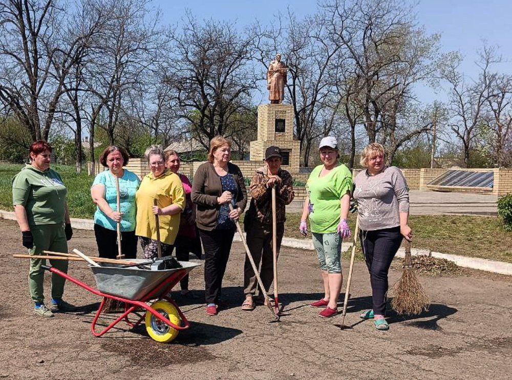 пгт Малониколаевка. В Малониколаевка сегодня свой субботник посвятили наведению порядка и чистоты на братской могиле погибших воинов ВОВ пгт Малониколаевка. В Малониколаевка сегодня свой субботник посвятили наведению порядка и чистоты на братской могиле погибших воинов ВОВ