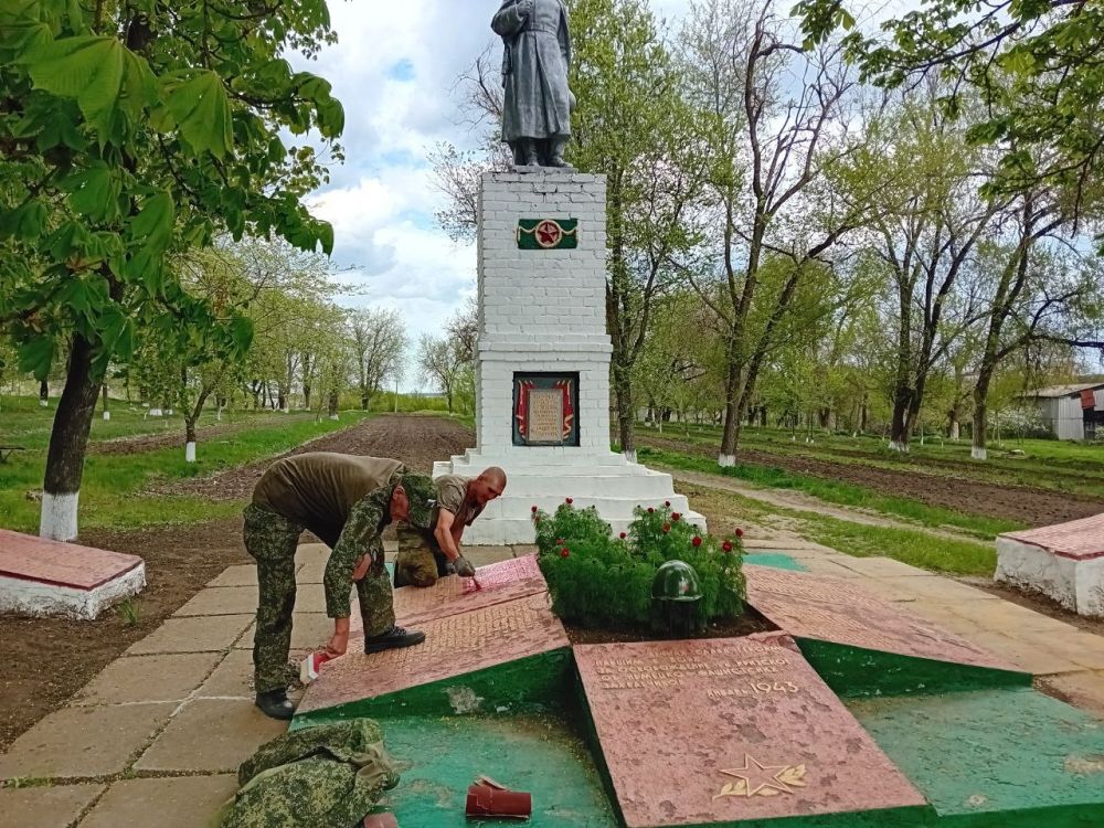 В честь 80-летия Дня Победы активисты «Единой России», военнослужащие, сотрудники отдела обеспечения жизнедеятельности села Кризское, работники ООО «Агрофирма "Марковское"» и коммунальные работники привели в порядок Братские... В честь 80-летия Дня Победы активисты «Единой России», военнослужащие, сотрудники отдела обеспечения жизнедеятельности села Кризское, работники ООО «Агрофирма "Марковское"» и коммунальные работники привели в порядок Братские...