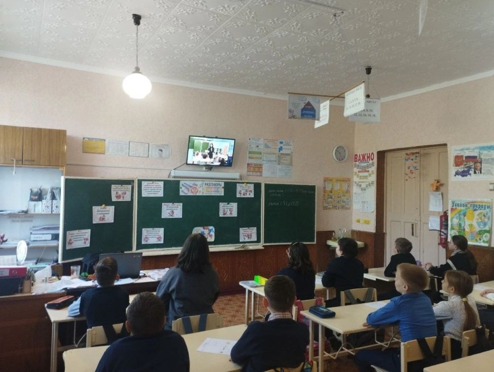 В Лутугинском муниципальном округе учебная неделя началась с внеурочного занятия "Разговоры о важном", на тему: Что такое успех?" В Лутугинском муниципальном округе учебная неделя началась с внеурочного занятия "Разговоры о важном", на тему: Что такое успех?"