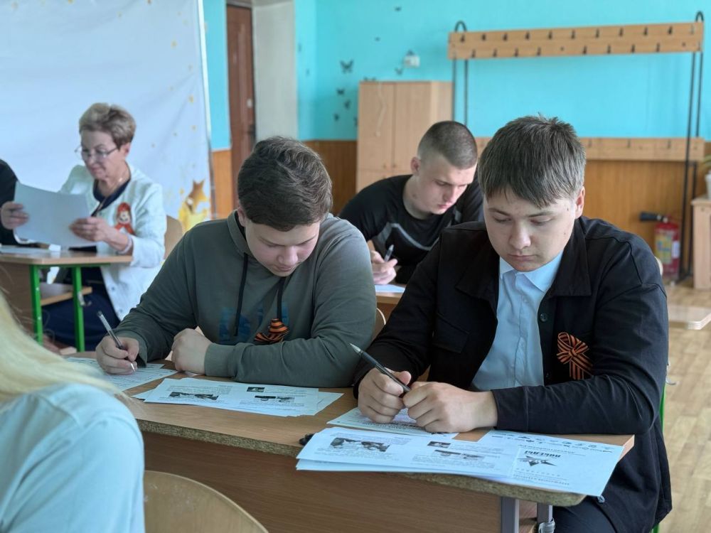 Заместитель председателя Совета Станично-Луганского МО Наталья Ушакова написала тест в Станично-Луганской специализированной школе пгт Петровка Заместитель председателя Совета Станично-Луганского МО Наталья Ушакова написала тест в Станично-Луганской специализированной школе пгт Петровка