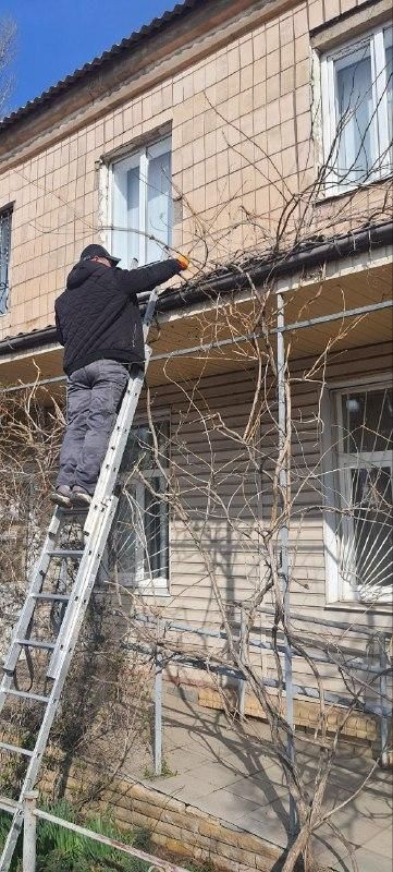 Специалисты Удмуртии проводят восстановительные работы Лутугинском молодежном центре Специалисты Удмуртии проводят восстановительные работы Лутугинском молодежном центре