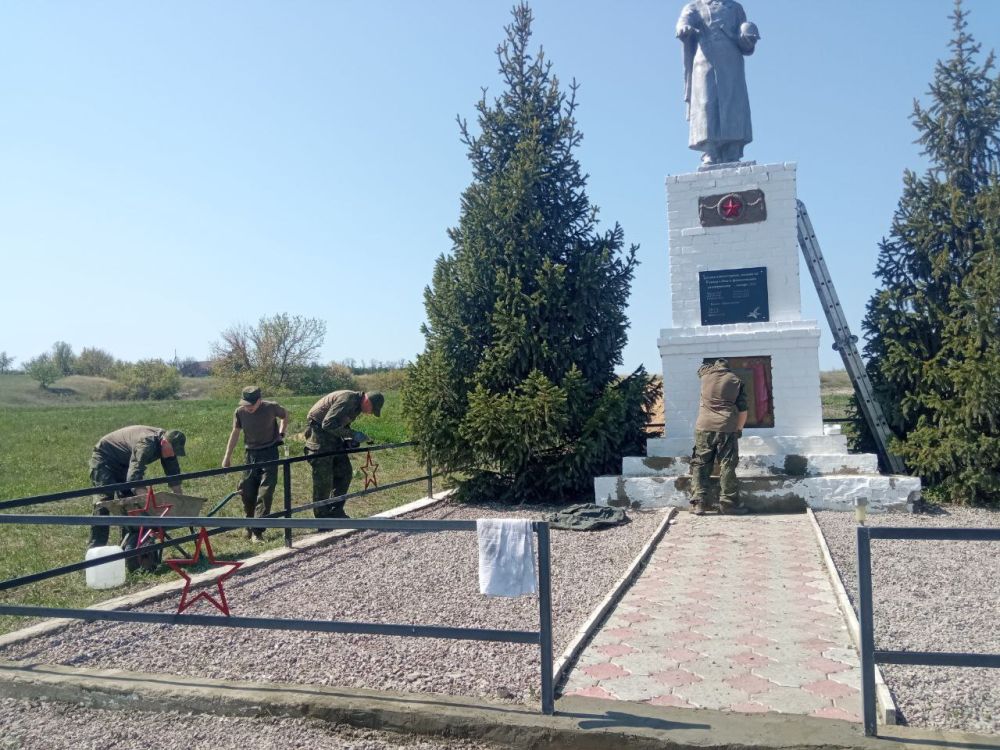 В честь 80-летия Дня Победы активисты «Единой России», военнослужащие, сотрудники отдела обеспечения жизнедеятельности села Кризское, работники ООО «Агрофирма "Марковское"» и коммунальные работники привели в порядок Братские... В честь 80-летия Дня Победы активисты «Единой России», военнослужащие, сотрудники отдела обеспечения жизнедеятельности села Кризское, работники ООО «Агрофирма "Марковское"» и коммунальные работники привели в порядок Братские...