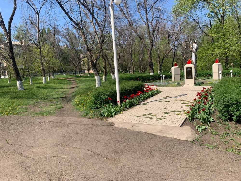 Субботник в Молодогвардейском парке Субботник в Молодогвардейском парке