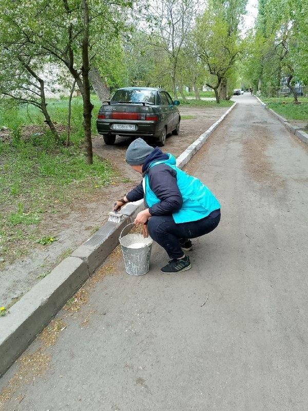 Андрей Рубанцов: Ровеньковские коммунальщики выполняют работы по благоустройству Андрей Рубанцов: Ровеньковские коммунальщики выполняют работы по благоустройству