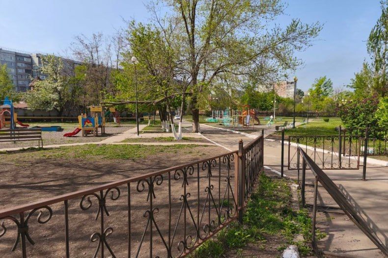 На детских площадках «Пятачок» и «Сказка» провели уборку территорий На детских площадках «Пятачок» и «Сказка» провели уборку территорий