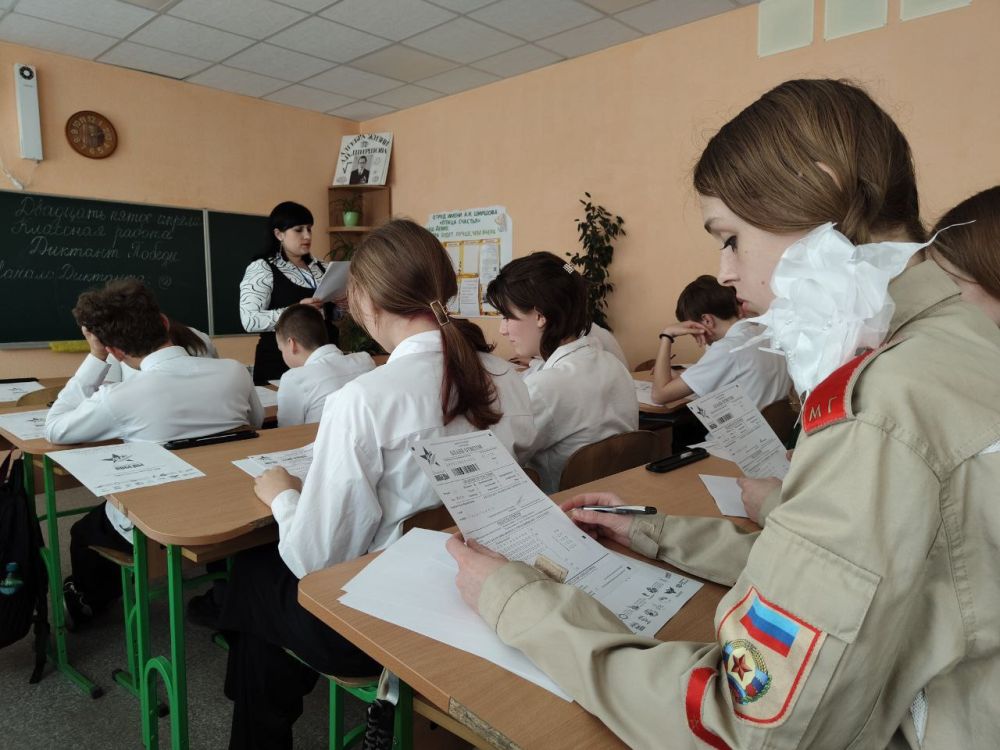 Одной из ключевых стала площадка в Станично-Луганской гимназии, на которой прошла тестирование муниципальный детутат Наталья Макарова Одной из ключевых стала площадка в Станично-Луганской гимназии, на которой прошла тестирование муниципальный детутат Наталья Макарова