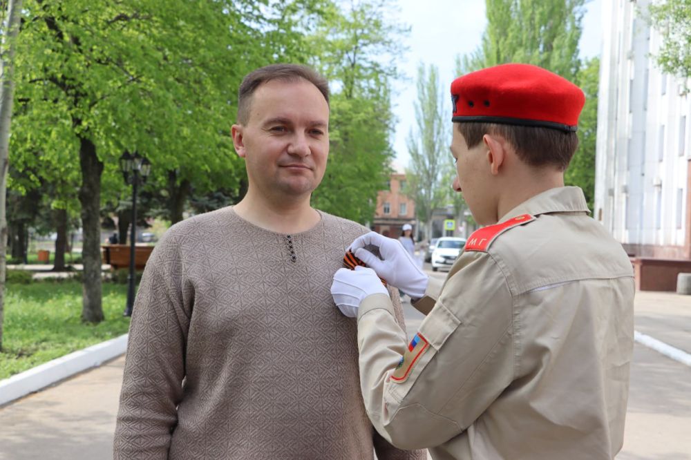 «Акция "Георгиевская ленточка" продолжается в Стаханове «Акция "Георгиевская ленточка" продолжается в Стаханове