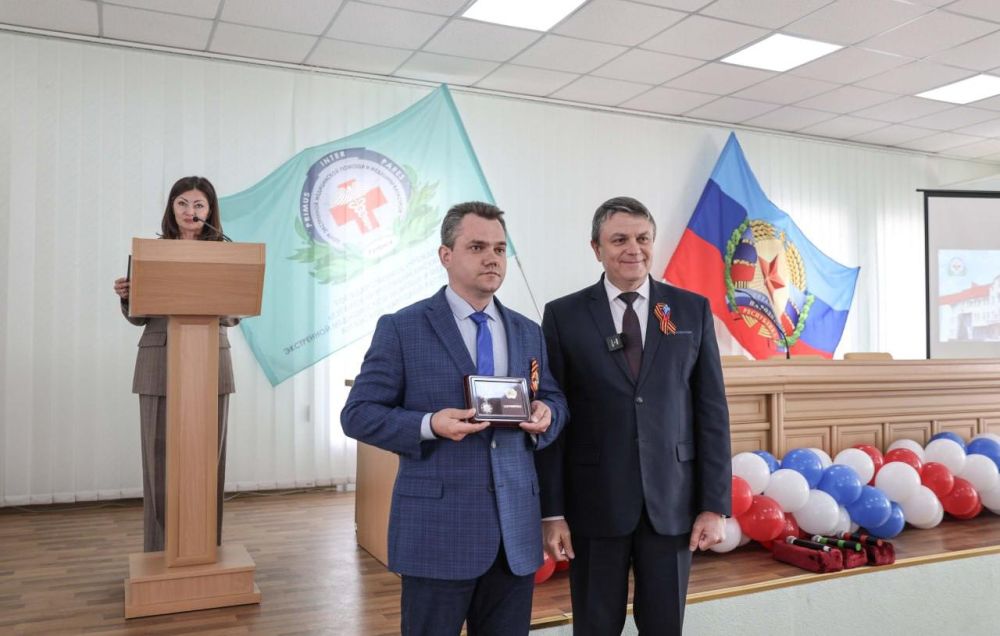 Глава ЛНР Леонид Пасечник наградил работников скорой помощи в честь профессионального праздника Глава ЛНР Леонид Пасечник наградил работников скорой помощи в честь профессионального праздника
