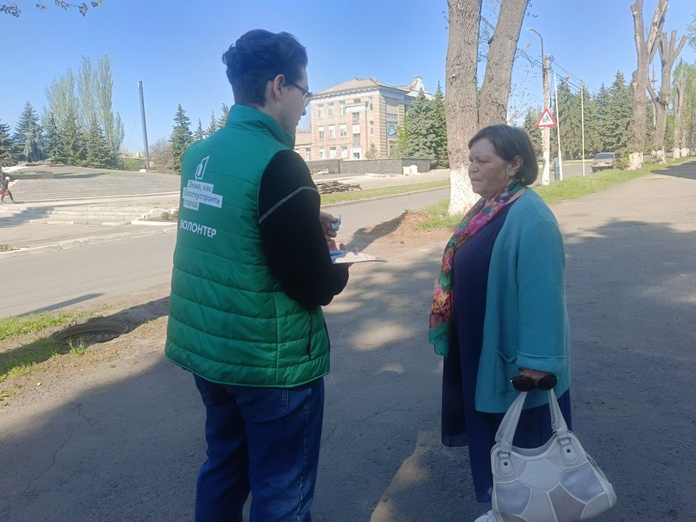Волонтеры Ясеновской школы 2 им. Д. В. Лазутина оказывают помощь в проведении Всероссийского голосования «Формирование комфортной городской среды» Волонтеры Ясеновской школы 2 им. Д. В. Лазутина оказывают помощь в проведении Всероссийского голосования «Формирование комфортной городской среды»