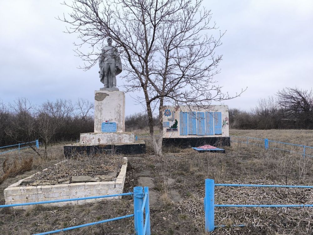 В селе Зеленодольское Антрацитовского муниципального округа активно продолжаются работы по благоустройству памятников В селе Зеленодольское Антрацитовского муниципального округа активно продолжаются работы по благоустройству памятников