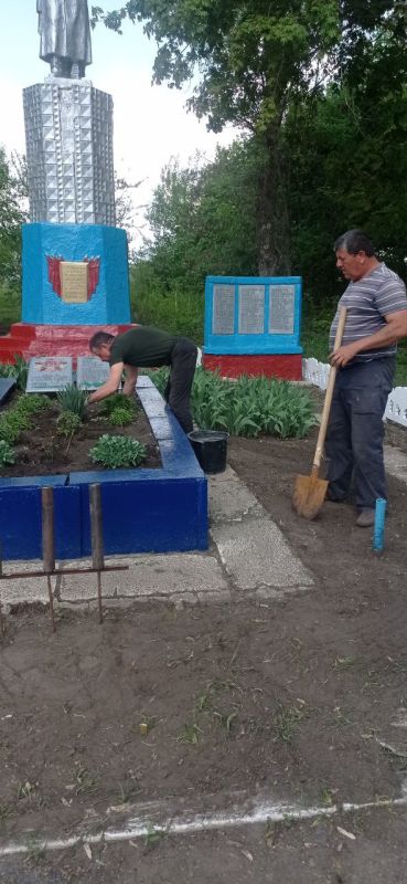 В преддверии 80-летия Победы в Марковском муниципальном округе активно благоустраивают памятные места В преддверии 80-летия Победы в Марковском муниципальном округе активно благоустраивают памятные места