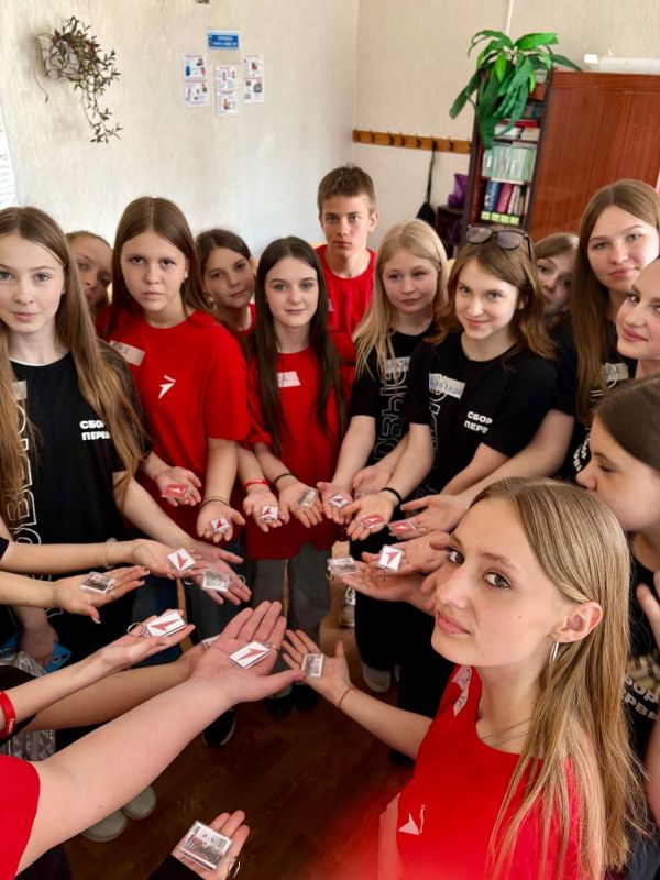 В рамках участия во Всероссийском конкурсе Первичных Отделений Движения Первых активисты Антрацитовской гимназии №1 приняли гостей из Антрацитовской школы № 6 в проекте "Мосты дружбы" В рамках участия во Всероссийском конкурсе Первичных Отделений Движения Первых активисты Антрацитовской гимназии №1 приняли гостей из Антрацитовской школы № 6 в проекте "Мосты дружбы"
