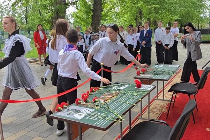 Всероссийская акция «Парта Героя» прошла в Червонопартизанской средней школе №3 Всероссийская акция «Парта Героя» прошла в Червонопартизанской средней школе №3