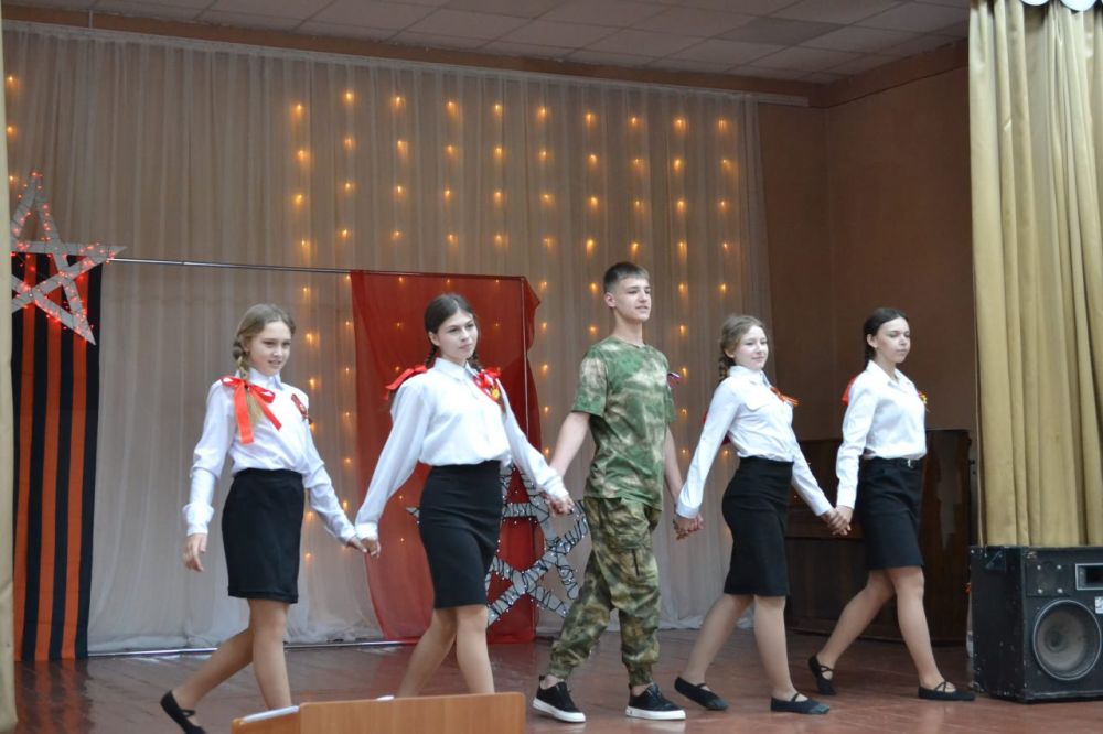 Сегодня в Старобельской средней школе №3 состоялось торжественное мероприятие, посвящённое 40-летию со дня открытия комнаты музея боевой славы Сегодня в Старобельской средней школе №3 состоялось торжественное мероприятие, посвящённое 40-летию со дня открытия комнаты музея боевой славы