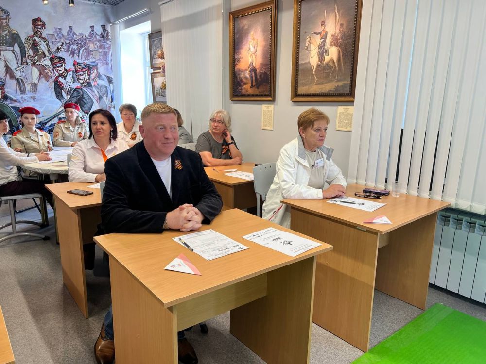 Знать, чтобы помнить: муниципальные депутаты от партии "ЕДИНАЯ РОССИЯ" приняли участие в «Диктанте Победы» Знать, чтобы помнить: муниципальные депутаты от партии "ЕДИНАЯ РОССИЯ" приняли участие в «Диктанте Победы»