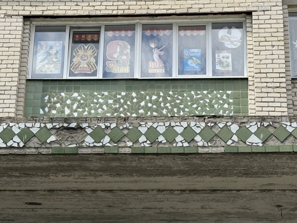 В рамках Всероссийской акции «Окна Победы», активисты Кировского местного отделения партии «Единая Россия», оформили окна в образовательных учреждениях с помощью рисунков, трафаретов, фотографий, посвященной знаменательной... В рамках Всероссийской акции «Окна Победы», активисты Кировского местного отделения партии «Единая Россия», оформили окна в образовательных учреждениях с помощью рисунков, трафаретов, фотографий, посвященной знаменательной...