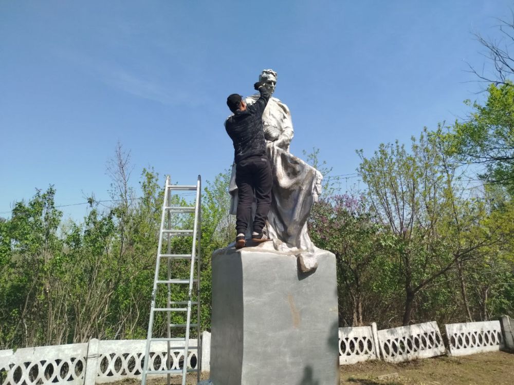 Фотофакт: сегодня в пгт Изварино сотрудники ОПЖ п. Поречье, пгт Изварино, пгт Урало-Кавказ провели субботник по благоустройству «Братской могилы советских воинов» Фотофакт: сегодня в пгт Изварино сотрудники ОПЖ п. Поречье, пгт Изварино, пгт Урало-Кавказ провели субботник по благоустройству «Братской могилы советских воинов»