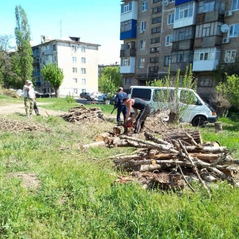 В Антраците продолжают работать калмыцкие коммунальные бригады В Антраците продолжают работать калмыцкие коммунальные бригады