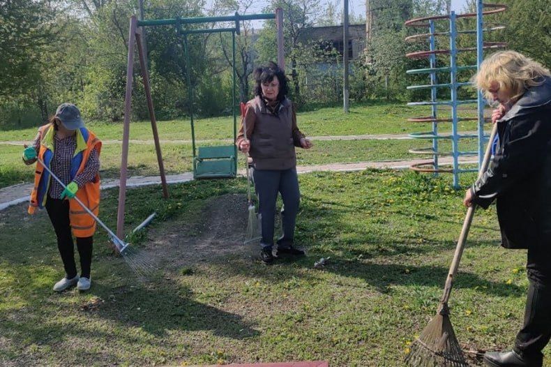 На детских площадках «Пятачок» и «Сказка» провели уборку территорий На детских площадках «Пятачок» и «Сказка» провели уборку территорий