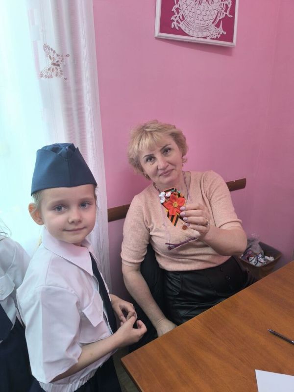 Воспитанники и педагоги Ясеновского детского сада «Родничок» приняли участие во Всероссийской акции «Георгиевская ленточка» Воспитанники и педагоги Ясеновского детского сада «Родничок» приняли участие во Всероссийской акции «Георгиевская ленточка»