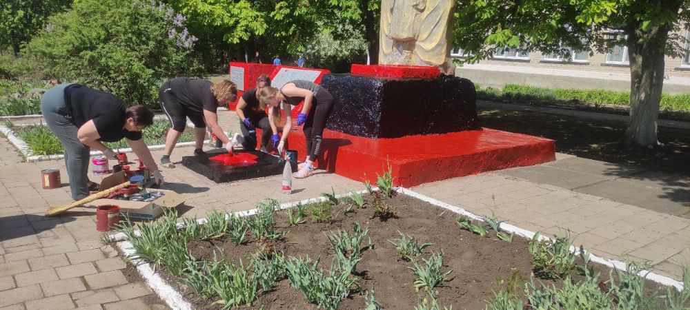 В Белокуракинском округе активно ведутся работы по благоустройству памятников, что особенно важно в преддверии празднования 80-летия Победы в Великой Отечественной войне В Белокуракинском округе активно ведутся работы по благоустройству памятников, что особенно важно в преддверии празднования 80-летия Победы в Великой Отечественной войне