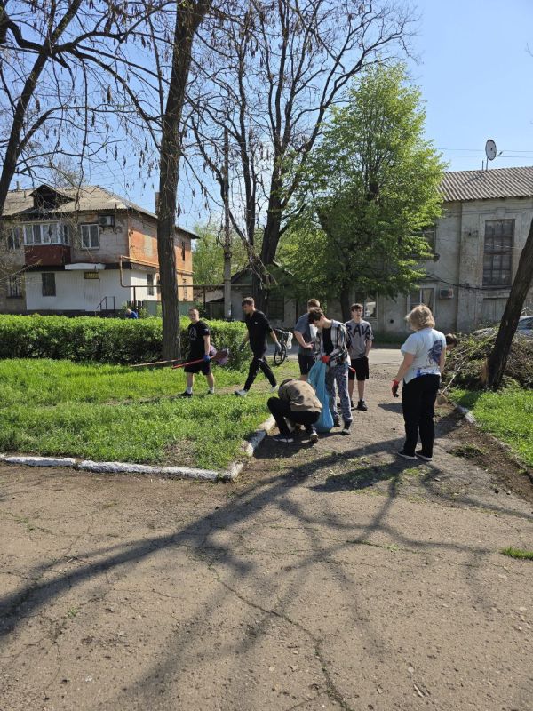 Чище с каждым днём! Единороссы вместе с жителями навели порядок в родном городе! Чище с каждым днём! Единороссы вместе с жителями навели порядок в родном городе!