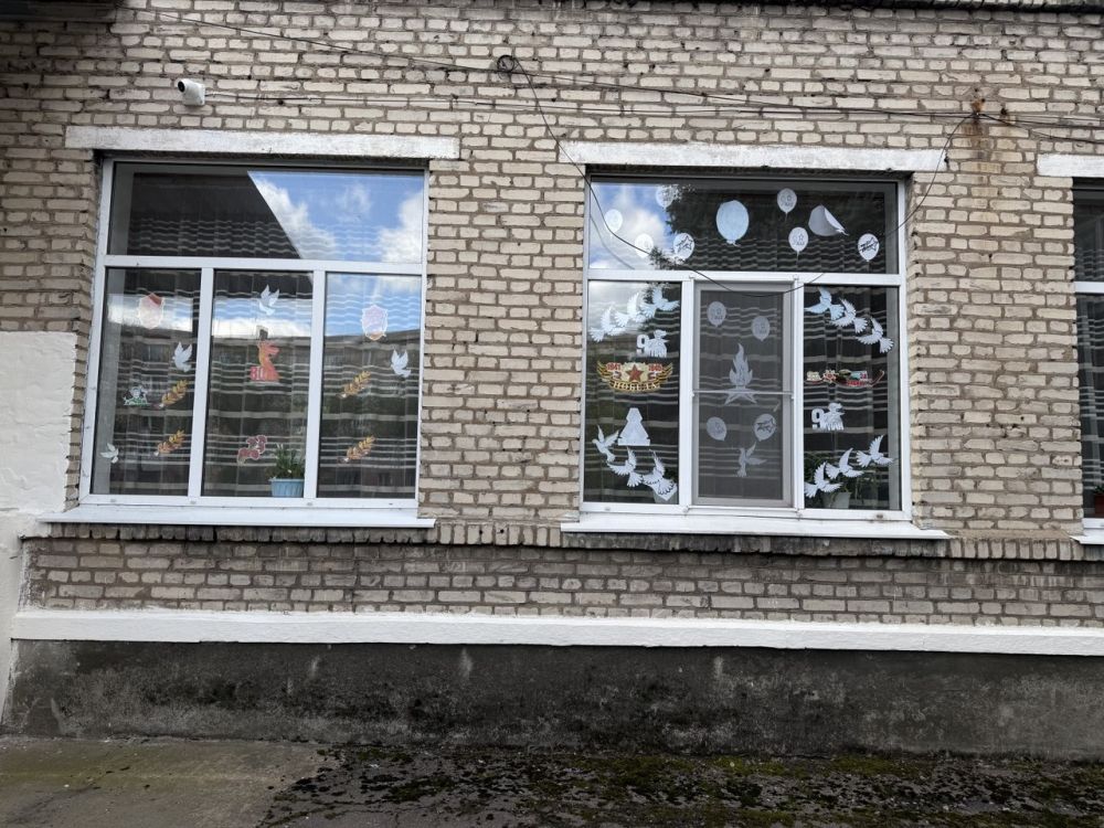 В рамках Всероссийской акции «Окна Победы», активисты Кировского местного отделения партии «Единая Россия», оформили окна в образовательных учреждениях с помощью рисунков, трафаретов, фотографий, посвященной знаменательной... В рамках Всероссийской акции «Окна Победы», активисты Кировского местного отделения партии «Единая Россия», оформили окна в образовательных учреждениях с помощью рисунков, трафаретов, фотографий, посвященной знаменательной...