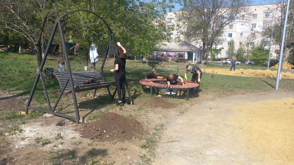 Партийный десант во главе с секретарем местного отделения «Единой России» принял участие во "Всероссийском субботнике" в парке имени «Молодой Гвардии» Партийный десант во главе с секретарем местного отделения «Единой России» принял участие во "Всероссийском субботнике" в парке имени «Молодой Гвардии»