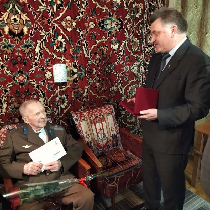Николай Крапошин получил нагрудный знак к званию Почетного гражданина города Луганска Николай Крапошин получил нагрудный знак к званию Почетного гражданина города Луганска