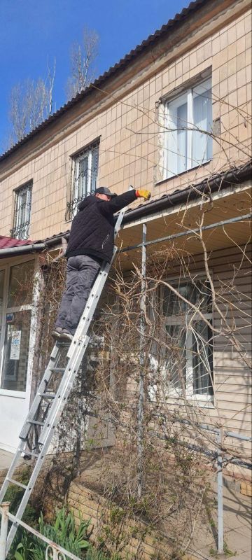 Специалисты Удмуртии проводят восстановительные работы Лутугинском молодежном центре Специалисты Удмуртии проводят восстановительные работы Лутугинском молодежном центре