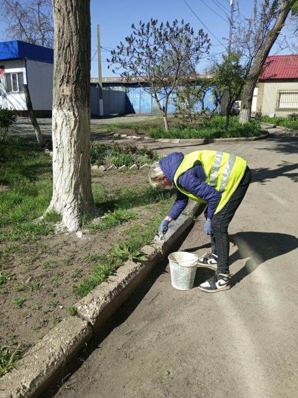 Андрей Рубанцов: Ровеньковские коммунальщики выполняют работы по благоустройству Андрей Рубанцов: Ровеньковские коммунальщики выполняют работы по благоустройству
