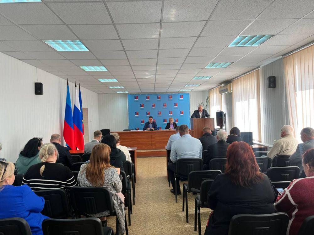 Альберт Зинченко: Сегодня совместно с председателем Совета Станично-Луганского муниципального округа Татьяной Пономаревой провели аппаратное совещание с руководителями структурных подразделений, учреждений и предприятий... Альберт Зинченко: Сегодня совместно с председателем Совета Станично-Луганского муниципального округа Татьяной Пономаревой провели аппаратное совещание с руководителями структурных подразделений, учреждений и предприятий...