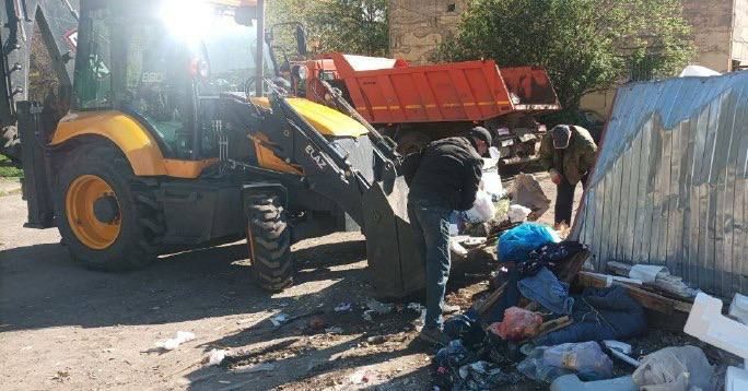 Коммунальные службы проводят работы на территории города Коммунальные службы проводят работы на территории города