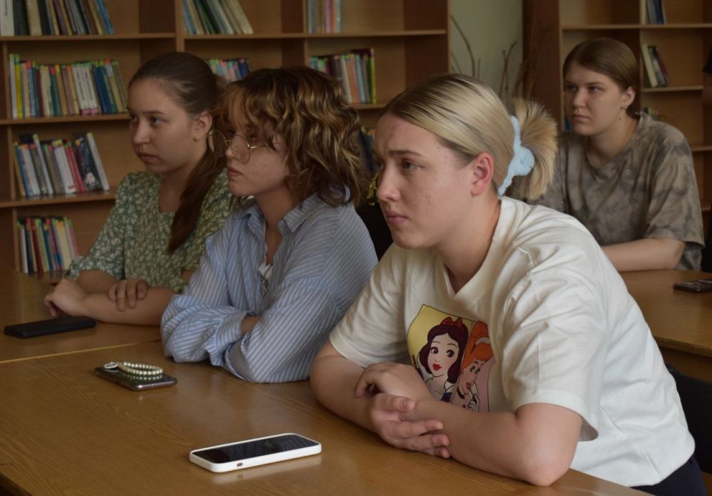В Луганске презентовали 3-й сборник рассказов ветеранов боевых действий «Честь наивысшая - носить русский мундир» на конференции по военной журналистике В Луганске презентовали 3-й сборник рассказов ветеранов боевых действий «Честь наивысшая - носить русский мундир» на конференции по военной журналистике