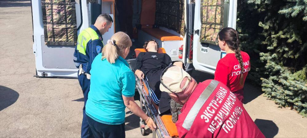Полицейские Стаханова спасли школьника на линейке Полицейские Стаханова спасли школьника на линейке