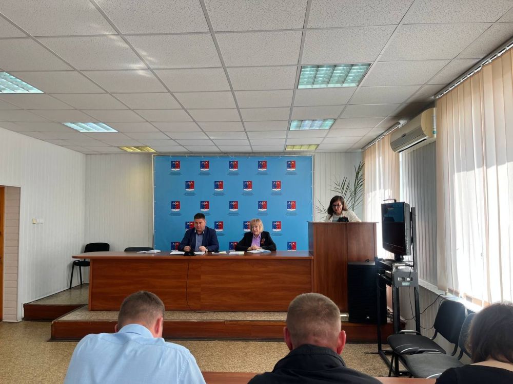 Альберт Зинченко: Сегодня совместно с председателем Совета Станично-Луганского муниципального округа Татьяной Пономаревой провели аппаратное совещание с руководителями структурных подразделений, учреждений и предприятий... Альберт Зинченко: Сегодня совместно с председателем Совета Станично-Луганского муниципального округа Татьяной Пономаревой провели аппаратное совещание с руководителями структурных подразделений, учреждений и предприятий...