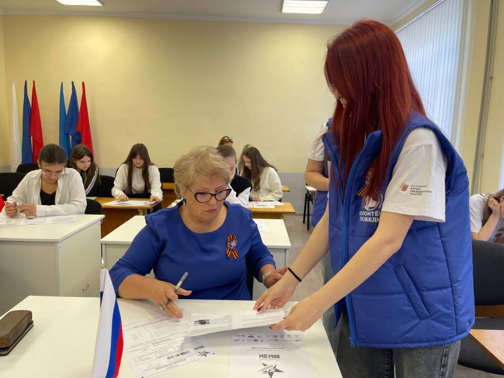 Депутат от партии "ЕДИНАЯ РОССИЯ" Татьяна Мокрий написала «Диктант» в Станично-Луганской средней школе имени И. Н. Мороза с. Николаевка Депутат от партии "ЕДИНАЯ РОССИЯ" Татьяна Мокрий написала «Диктант» в Станично-Луганской средней школе имени И. Н. Мороза с. Николаевка