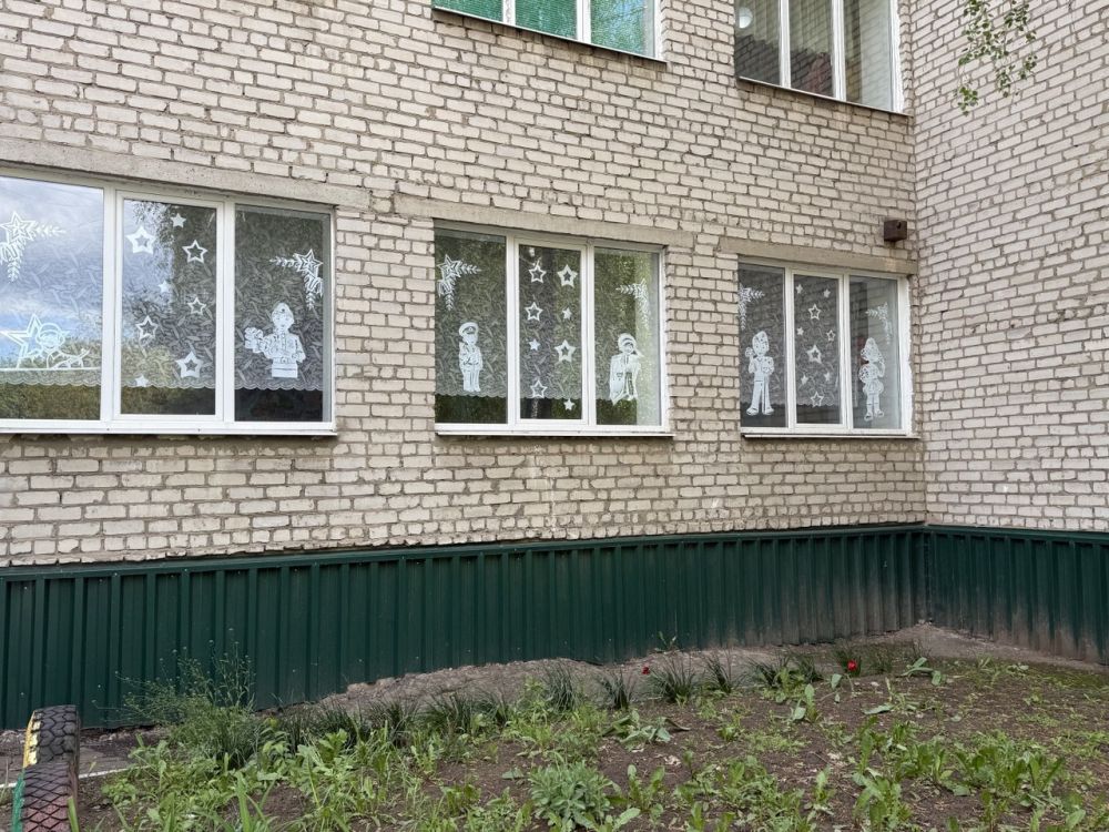 В рамках Всероссийской акции «Окна Победы», активисты Кировского местного отделения партии «Единая Россия», оформили окна в образовательных учреждениях с помощью рисунков, трафаретов, фотографий, посвященной знаменательной... В рамках Всероссийской акции «Окна Победы», активисты Кировского местного отделения партии «Единая Россия», оформили окна в образовательных учреждениях с помощью рисунков, трафаретов, фотографий, посвященной знаменательной...