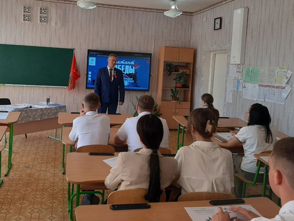 Знать, чтобы помнить: муниципальные депутаты от партии "ЕДИНАЯ РОССИЯ" приняли участие в «Диктанте Победы» Знать, чтобы помнить: муниципальные депутаты от партии "ЕДИНАЯ РОССИЯ" приняли участие в «Диктанте Победы»