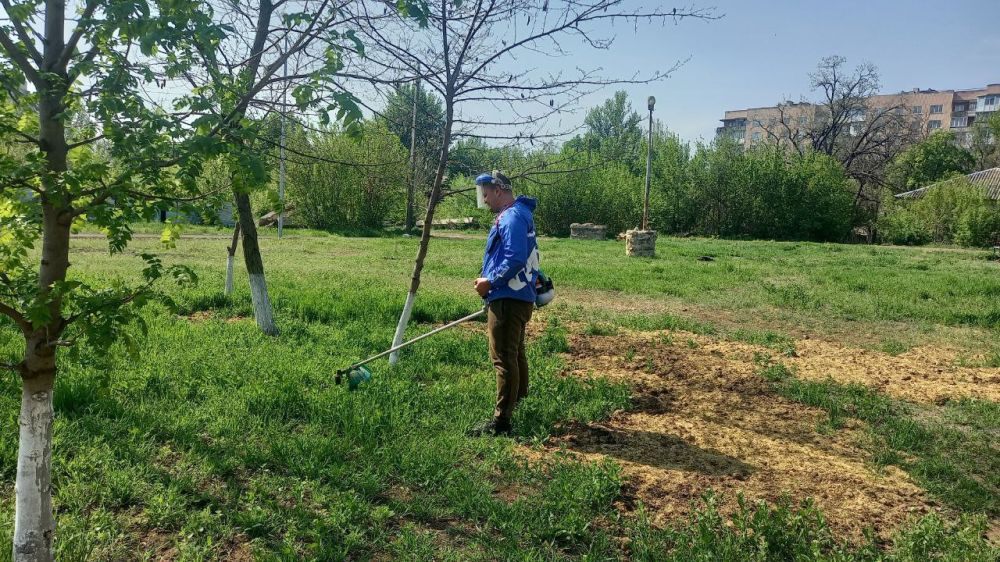 Партийный десант во главе с секретарем местного отделения «Единой России» принял участие во "Всероссийском субботнике" в парке имени «Молодой Гвардии» Партийный десант во главе с секретарем местного отделения «Единой России» принял участие во "Всероссийском субботнике" в парке имени «Молодой Гвардии»
