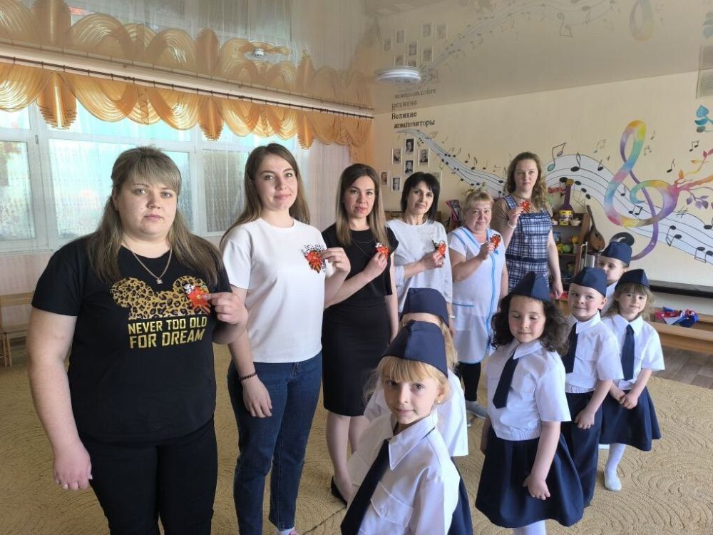 Воспитанники и педагоги Ясеновского детского сада «Родничок» приняли участие во Всероссийской акции «Георгиевская ленточка» Воспитанники и педагоги Ясеновского детского сада «Родничок» приняли участие во Всероссийской акции «Георгиевская ленточка»